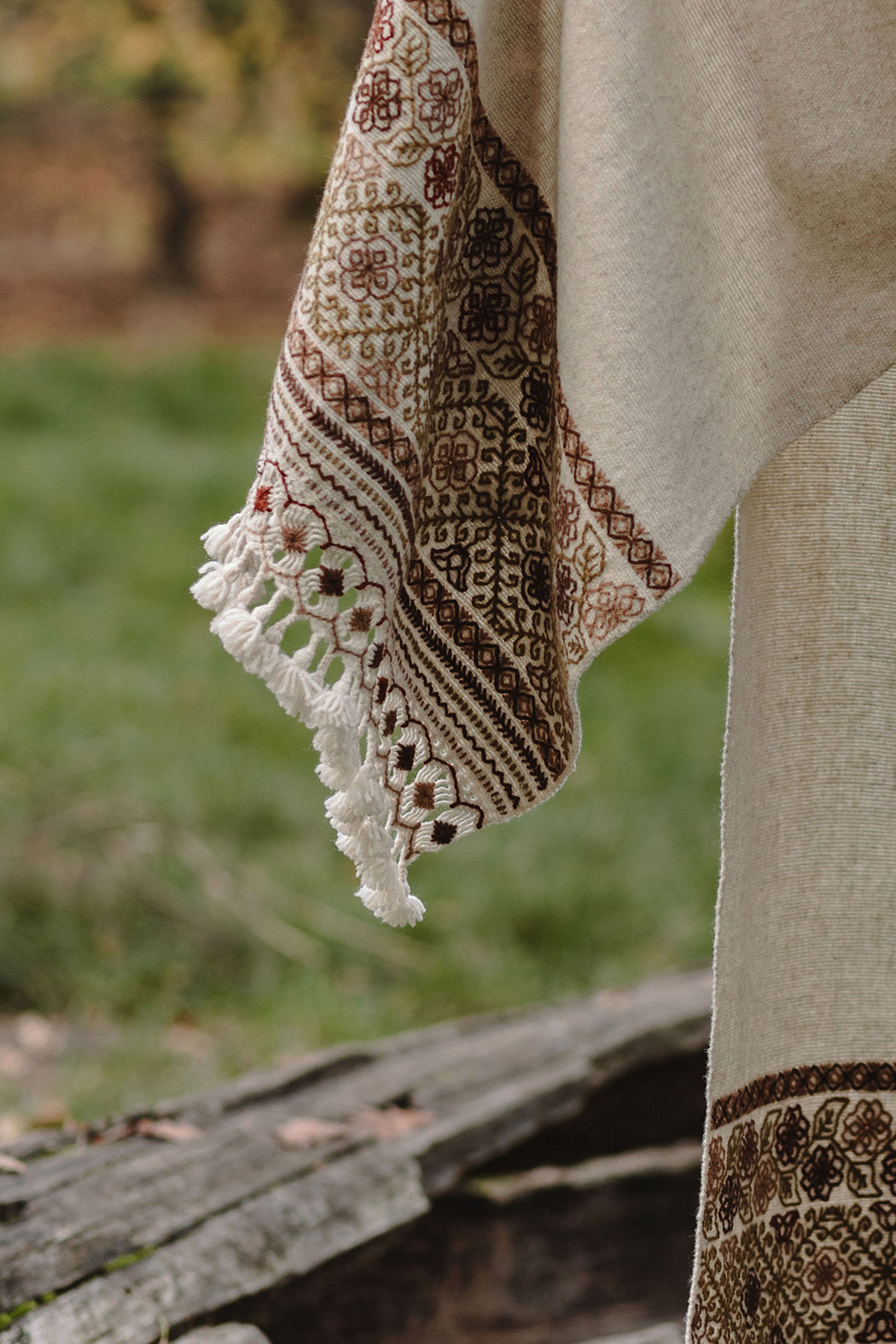 Rebozo d'exception "Guardiana" en laine écrue aux pointes brodées