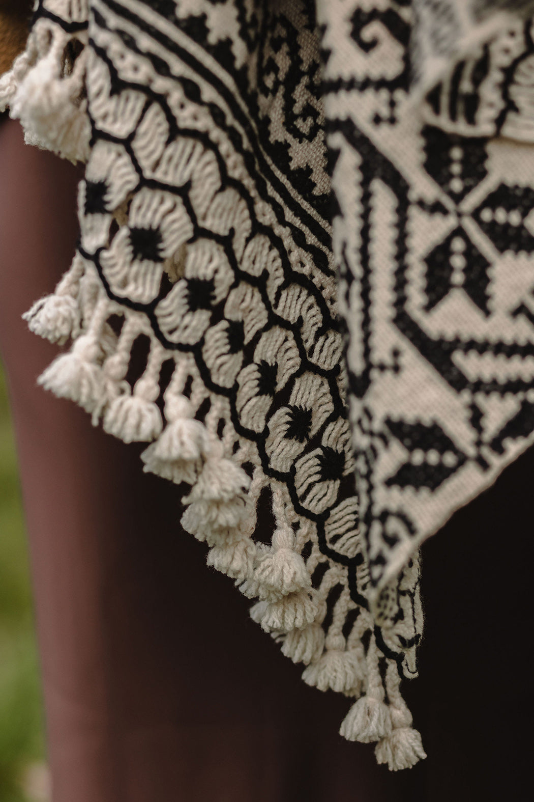 Rebozo d'exception "Guardiana" en laine écrue au corps brodé