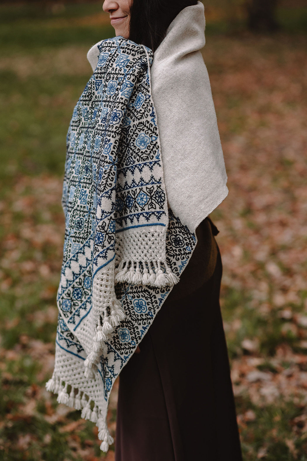 Rebozo d'exception "Guardiana" en laine écrue aux pointes brodées