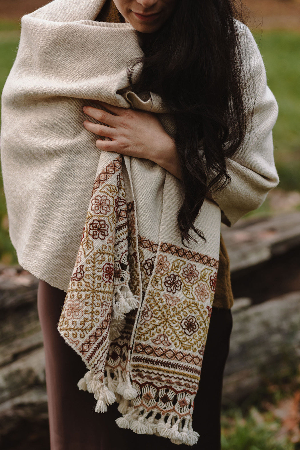 Rebozo d'exception "Guardiana" en laine écrue aux pointes brodées