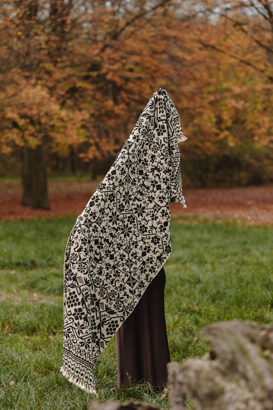 Rebozo d'exception "Guardiana" en laine écrue au corps brodé