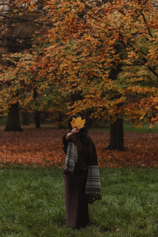 Rebozo d'exception "Guardiana" en laine teinte aux pointes brodées